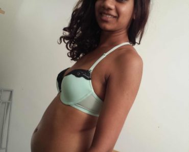 Lankan girl showing body befor live